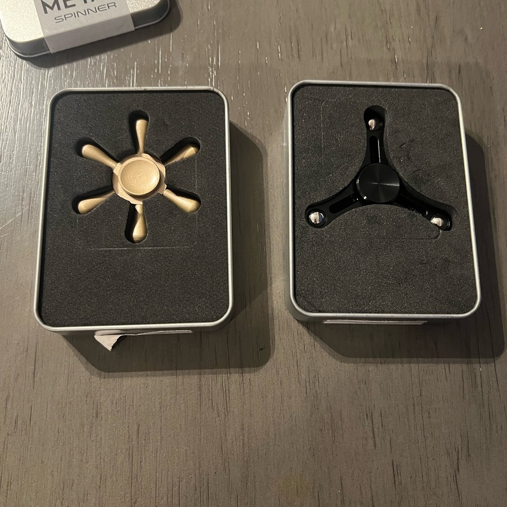 set of 2 fidget spinners - Picture 2 of 3